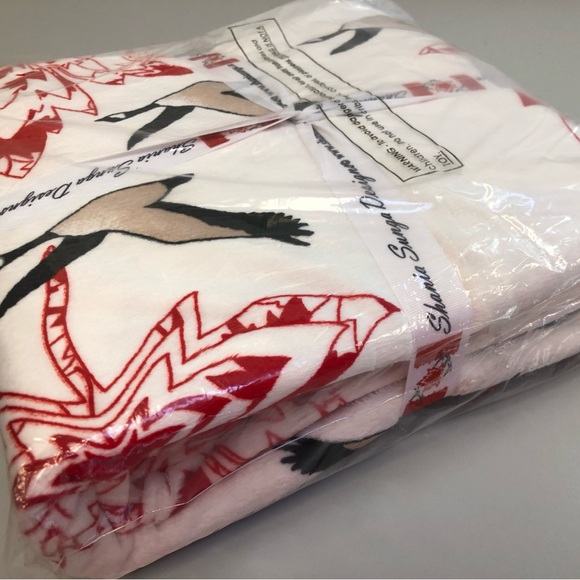 NEW Canadiana Minky Throw. Canada Goose - Picture 8 of 12